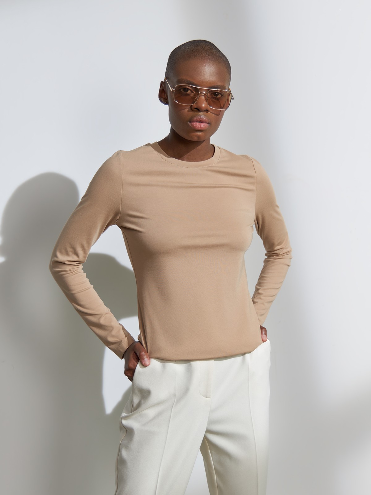 Лонгслив, цвет: бежевый Allweneed
Уютный лонгслив в палитре нейтральных оттенков станет отличным выбором для любого случая: офисного, повседневного или вечернего образа. Выполнен из вискозы в сочетании с нейлоном. Такой материал не мнется и обладает шелковистым блеском, не вытирается и не садится при стирке. Сочетайте с контрастными или вещами в тон для создания актуальных монохромных образов.
На модели размер XS