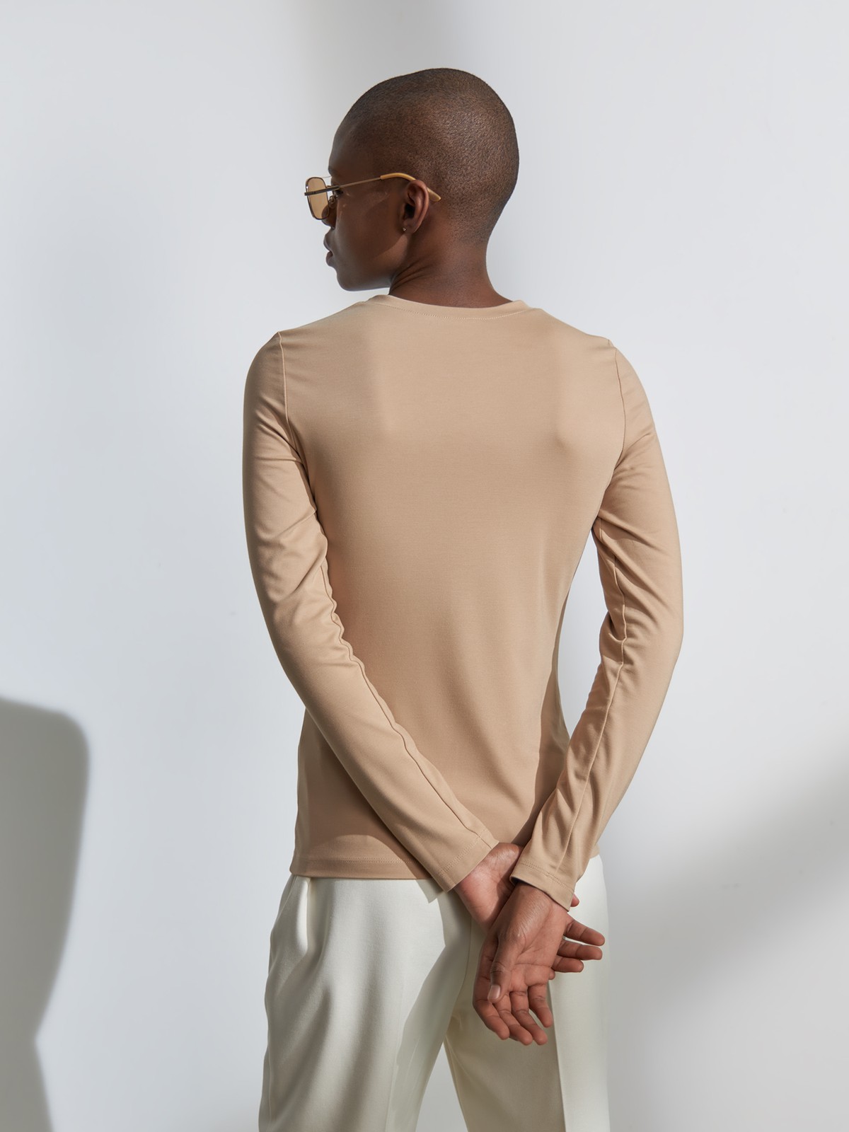 Лонгслив, цвет: бежевый Allweneed
Уютный лонгслив в палитре нейтральных оттенков станет отличным выбором для любого случая: офисного, повседневного или вечернего образа. Выполнен из вискозы в сочетании с нейлоном. Такой материал не мнется и обладает шелковистым блеском, не вытирается и не садится при стирке. Сочетайте с контрастными или вещами в тон для создания актуальных монохромных образов.
На модели размер XS