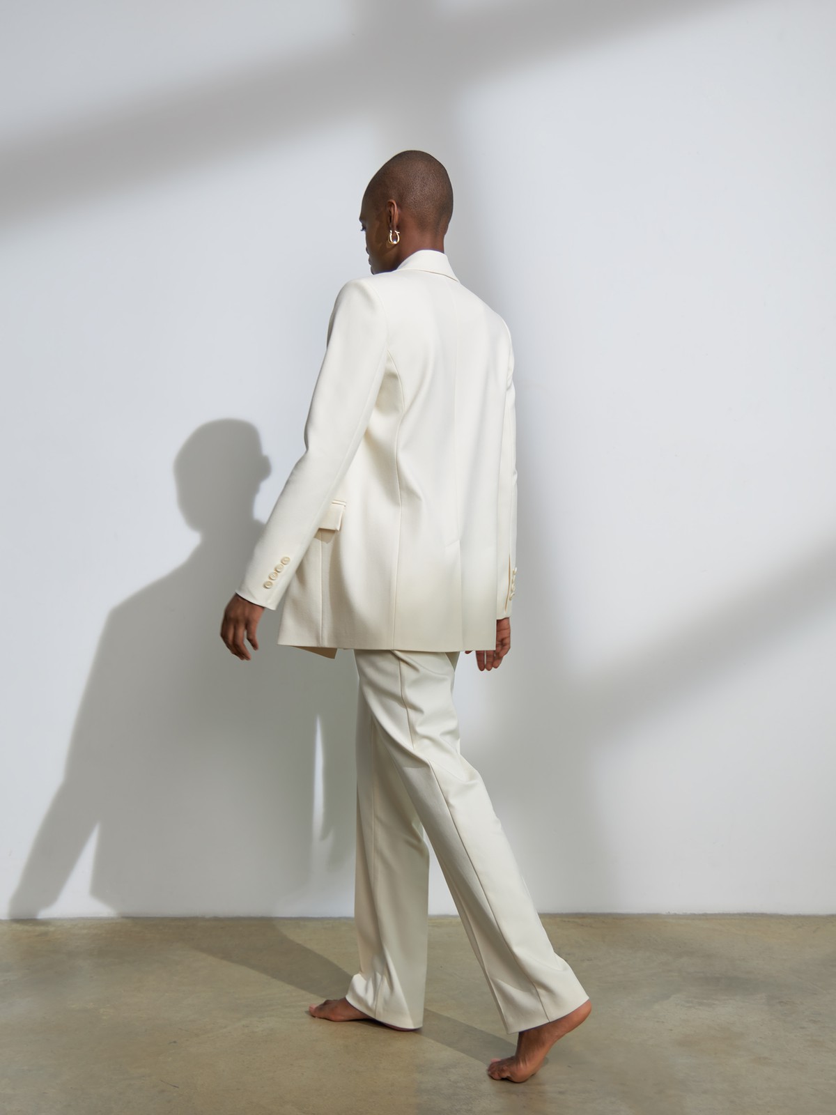 Двубортный жакет, цвет: молочный Allweneed
Костюмный жакет прямого кроя - классика с заостренными лацканами и карманами на клапанах. Модель выполнена из костюмной ткани, ткань подкладки изготовлена на основе вискозы. Пиджак дополнит образы в casual-стиле с юбками миди, платьями или брюками. Для более расслабленных образов можно подобрать джинсы и платья-комбинации.
На модели размер XS