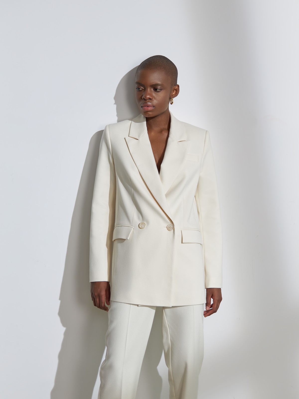 Двубортный жакет, цвет: молочный Allweneed
Костюмный жакет прямого кроя - классика с заостренными лацканами и карманами на клапанах. Модель выполнена из костюмной ткани, ткань подкладки изготовлена на основе вискозы. Пиджак дополнит образы в casual-стиле с юбками миди, платьями или брюками. Для более расслабленных образов можно подобрать джинсы и платья-комбинации.
На модели размер XS