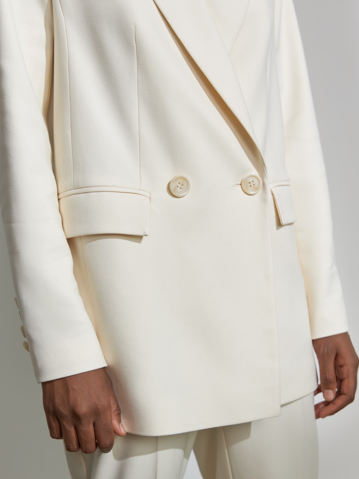 Двубортный жакет, цвет: молочный Allweneed
Костюмный жакет прямого кроя - классика с заостренными лацканами и карманами на клапанах. Модель выполнена из костюмной ткани, ткань подкладки изготовлена на основе вискозы. Пиджак дополнит образы в casual-стиле с юбками миди, платьями или брюками. Для более расслабленных образов можно подобрать джинсы и платья-комбинации.
На модели размер XS