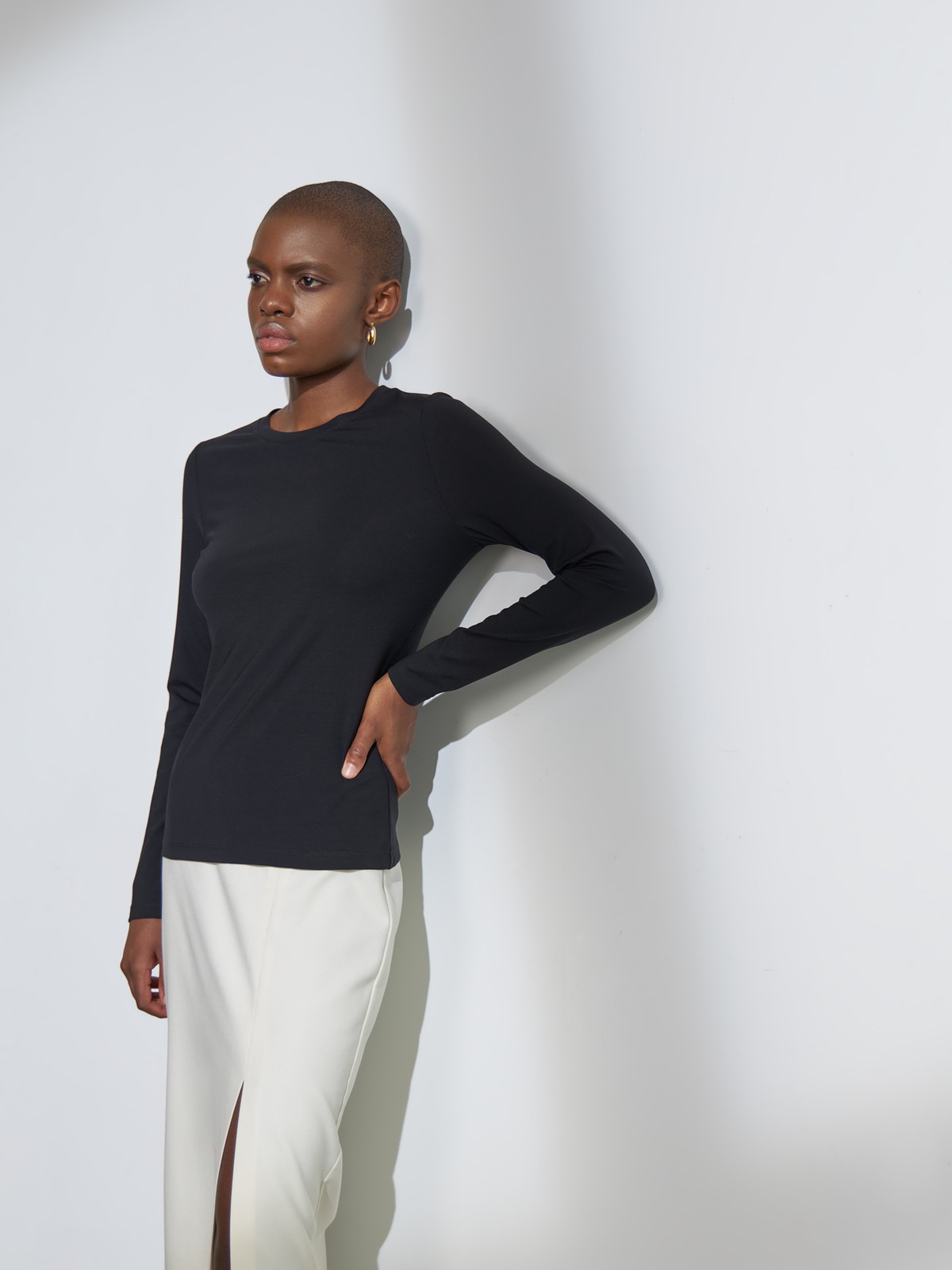 


Уютный лонгслив в палитре нейтральных оттенков станет отличным выбором для любого случая: офисного, повседневного или вечернего образа. Выполнен из вискозы в сочетании с нейлоном. Такой материал не мнется и обладает шелковистым блеском, не вытирается и не садится при стирке. Сочетайте с контрастными или вещами в тон для создания актуальных монохромных образов.

На модели размер XS