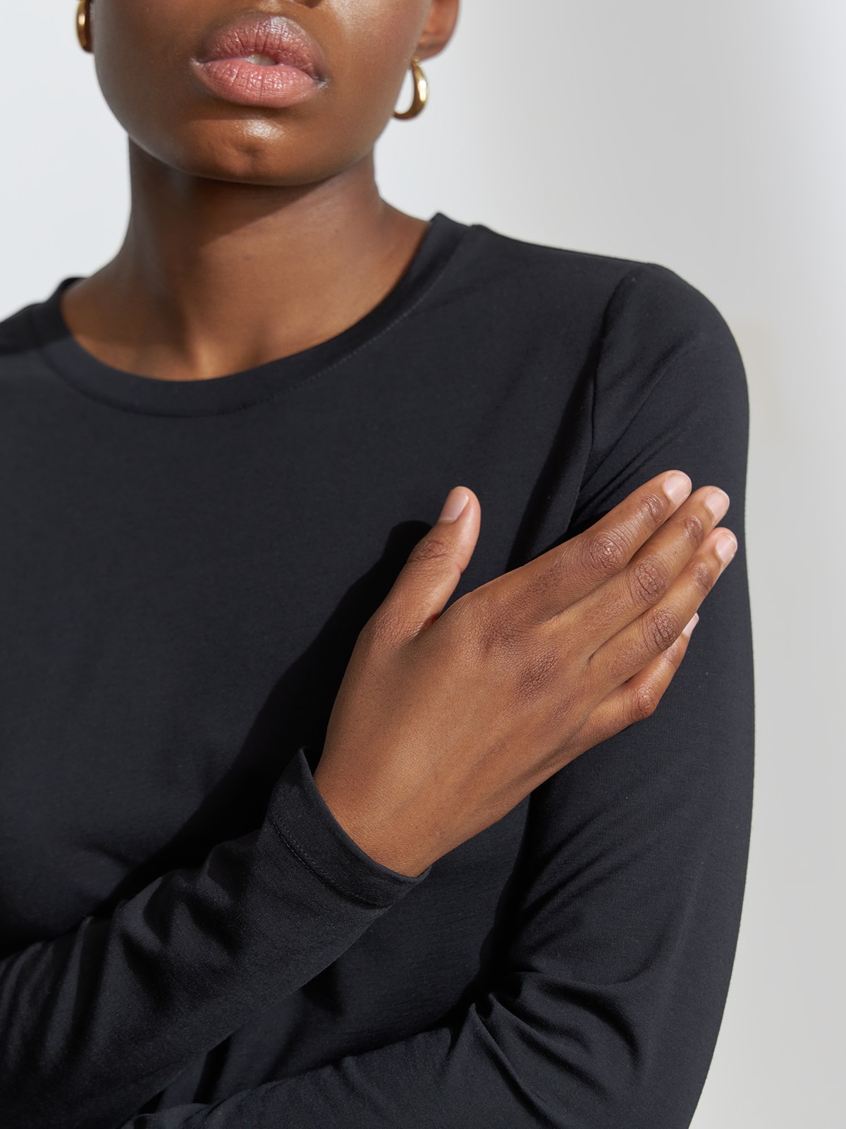 


Уютный лонгслив в палитре нейтральных оттенков станет отличным выбором для любого случая: офисного, повседневного или вечернего образа. Выполнен из вискозы в сочетании с нейлоном. Такой материал не мнется и обладает шелковистым блеском, не вытирается и не садится при стирке. Сочетайте с контрастными или вещами в тон для создания актуальных монохромных образов.

На модели размер XS