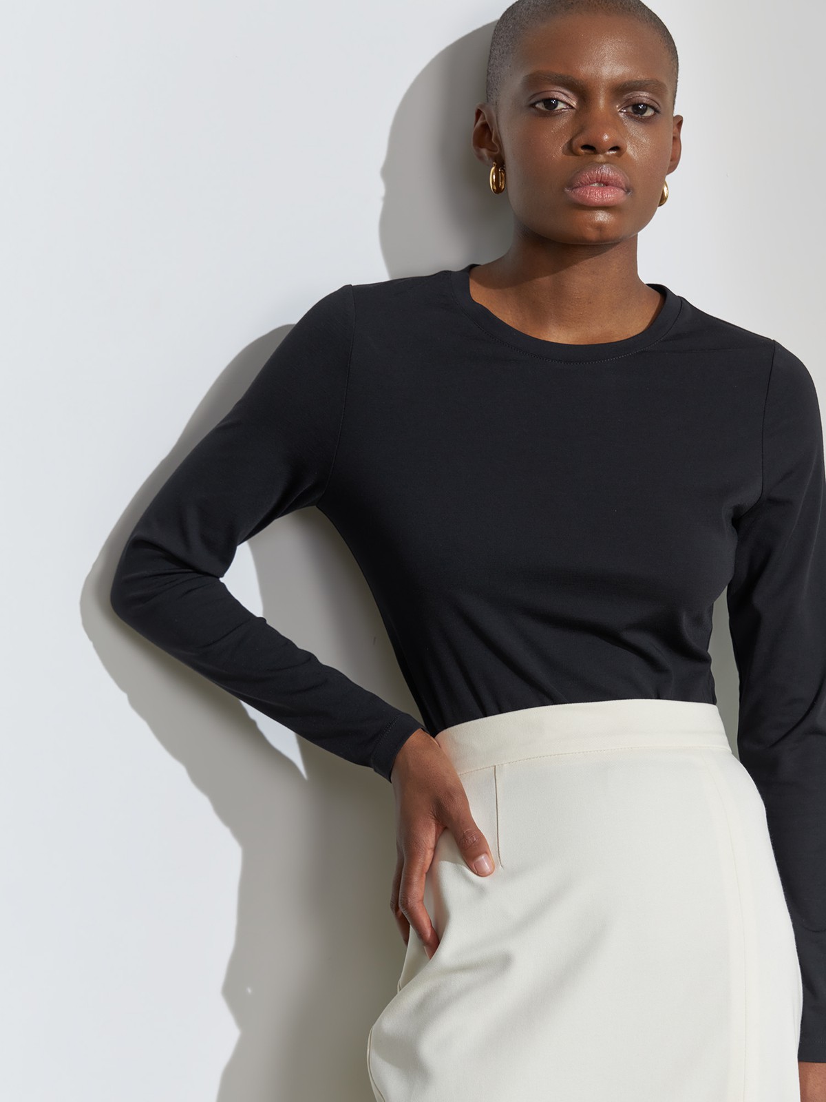 


Уютный лонгслив в палитре нейтральных оттенков станет отличным выбором для любого случая: офисного, повседневного или вечернего образа. Выполнен из вискозы в сочетании с нейлоном. Такой материал не мнется и обладает шелковистым блеском, не вытирается и не садится при стирке. Сочетайте с контрастными или вещами в тон для создания актуальных монохромных образов.

На модели размер XS