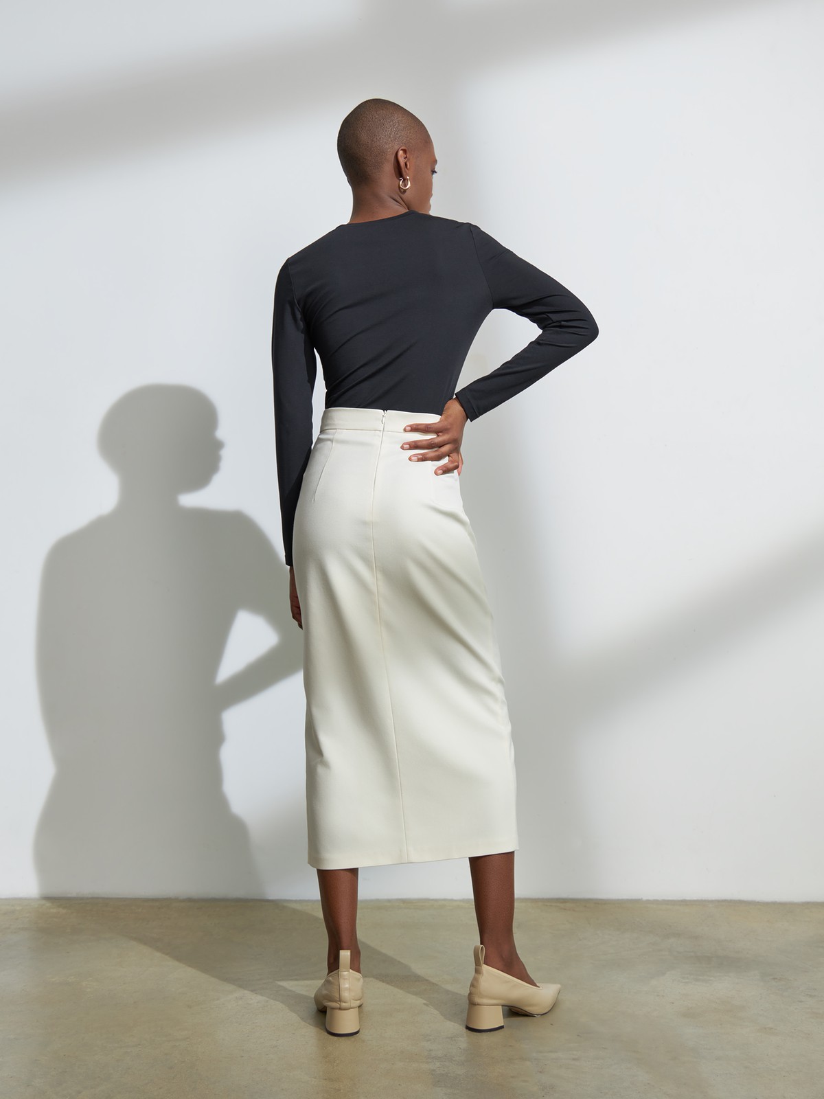 


Уютный лонгслив в палитре нейтральных оттенков станет отличным выбором для любого случая: офисного, повседневного или вечернего образа. Выполнен из вискозы в сочетании с нейлоном. Такой материал не мнется и обладает шелковистым блеском, не вытирается и не садится при стирке. Сочетайте с контрастными или вещами в тон для создания актуальных монохромных образов.

На модели размер XS