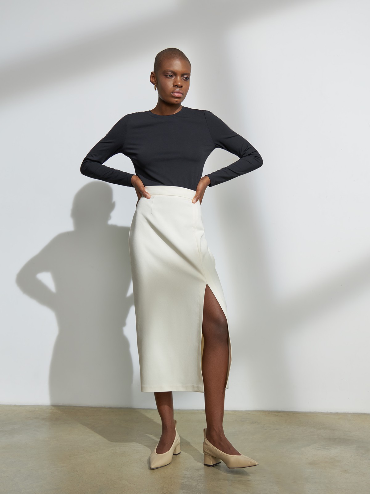 Миди-юбка с разрезом, цвет: молочный Allweneed
Юбка-карандаш средней длины. Высокая посадка на талии акцентирует силуэт, а глубокий вырез сбоку придает образу чувственности. Дополните образ контрастной водолазкой или боди, жакетом в тон и туфлями на устойчивом каблуке.
На модели размер XS