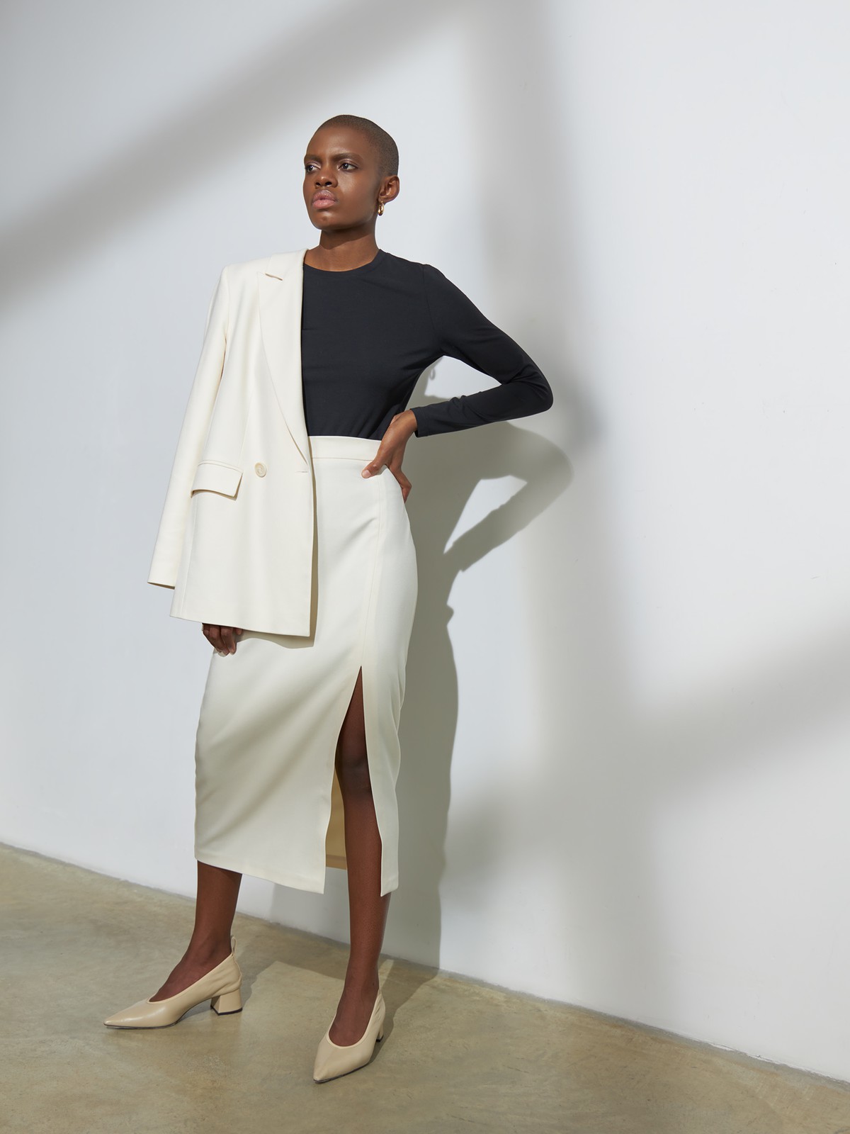 Миди-юбка с разрезом, цвет: молочный Allweneed
Юбка-карандаш средней длины. Высокая посадка на талии акцентирует силуэт, а глубокий вырез сбоку придает образу чувственности. Дополните образ контрастной водолазкой или боди, жакетом в тон и туфлями на устойчивом каблуке.
На модели размер XS