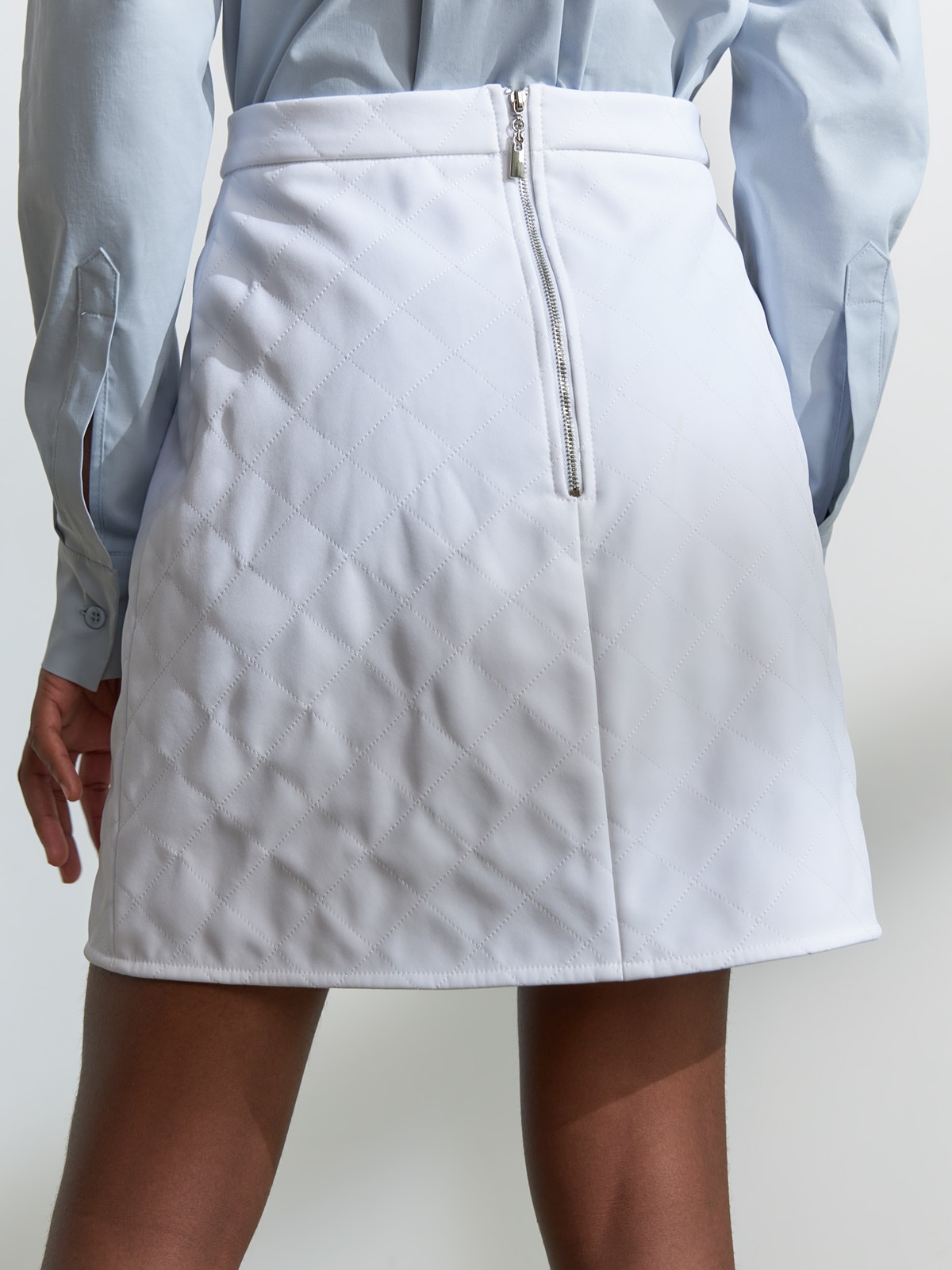 Стеганая мини-юбка, цвет: белый Allweneed
Прямая юбка мини. Лаконичная юбка с комфортной посадкой на талии ключевой элемент базового гардероба вне зависимости от сезона и трендов. Легкая влагоотталкивающая пропитка: материал не пропускает ветер и влагу за счет плотности - Каландрированный синтепон равномерно распределяется и не выбивается в швах
На модели размер XS
