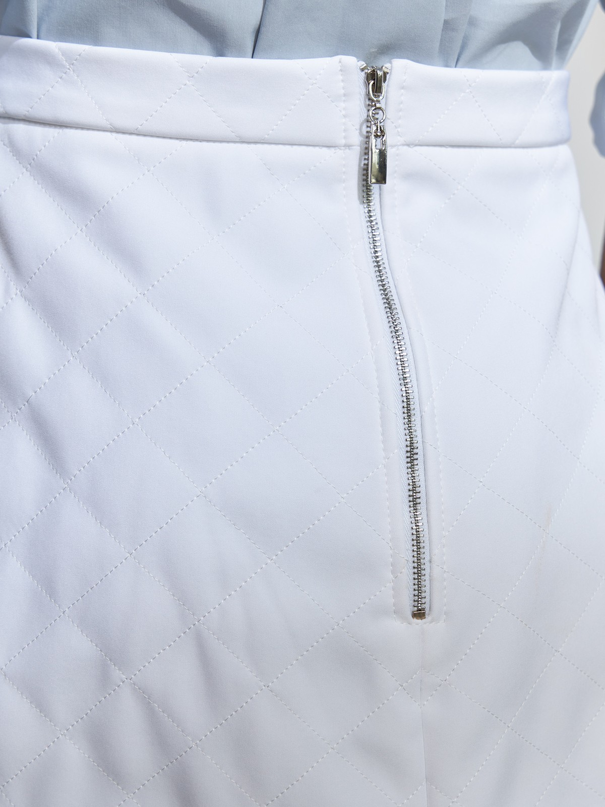 Стеганая мини-юбка, цвет: белый Allweneed
Прямая юбка мини. Лаконичная юбка с комфортной посадкой на талии ключевой элемент базового гардероба вне зависимости от сезона и трендов. Легкая влагоотталкивающая пропитка: материал не пропускает ветер и влагу за счет плотности - Каландрированный синтепон равномерно распределяется и не выбивается в швах
На модели размер XS