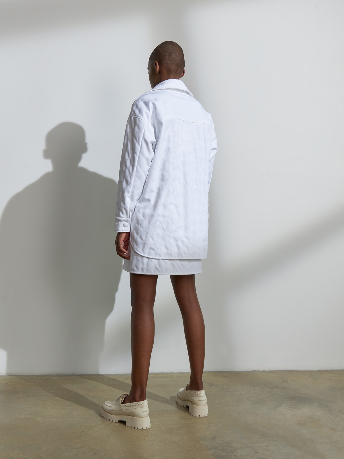 


Жакет с тонким утеплителем. Легкий жакет для коллекции aw 2021 хорошо держит форму благодаря стежке. Стильный и практичный выбор на каждый день. Каландрированный синтепон равномерно распределяется и не выбивается в швах. Стежка добавляет ноту тепла и уюта всему образу. Носите с рубашкой и юбкой в тон.

На модели размер XS/S