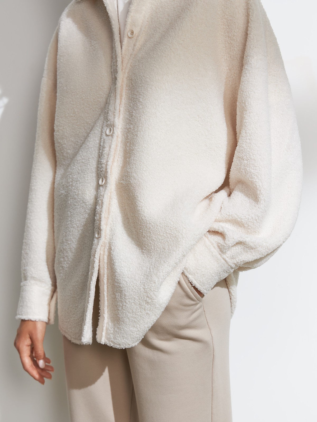 Рубашка OVERSIZE из экомеха, цвет: молочный Allweneed
Рубашка OVERSIZE из эко-меха. Такая рубашка заменит собой куртку, жакет или легкое пальто в качестве элемента верхней одежды. Фактурный эко-мех придаст образу интересный акцент. Сочетайте его с брюками и лонгсливом, или блузкой и юбкой.
На модели размер XS/S