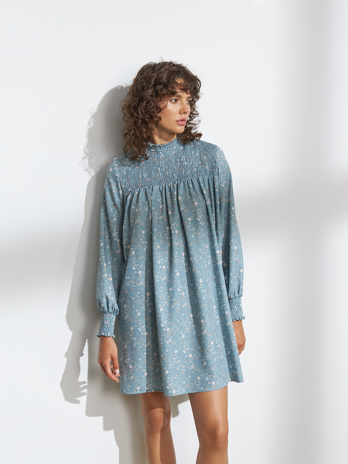 Платье-мини с цветочным принтом, цвет: Цветочный принт на оливковом фоне Allweneed
Нежное и романтичное платье мини с мелким цветочным принтом. Мягкие сборки от груди и объемные рукава добавляют легкий ретро-шарм образу. Такое платье будем смотреться уместно как в будни, так и в выходные, когда запланировано особенное событие. Сочетайте с высокими сапогами или босоножками на ремешках для актуального образа в стиле 70-х.
На модели размер XS