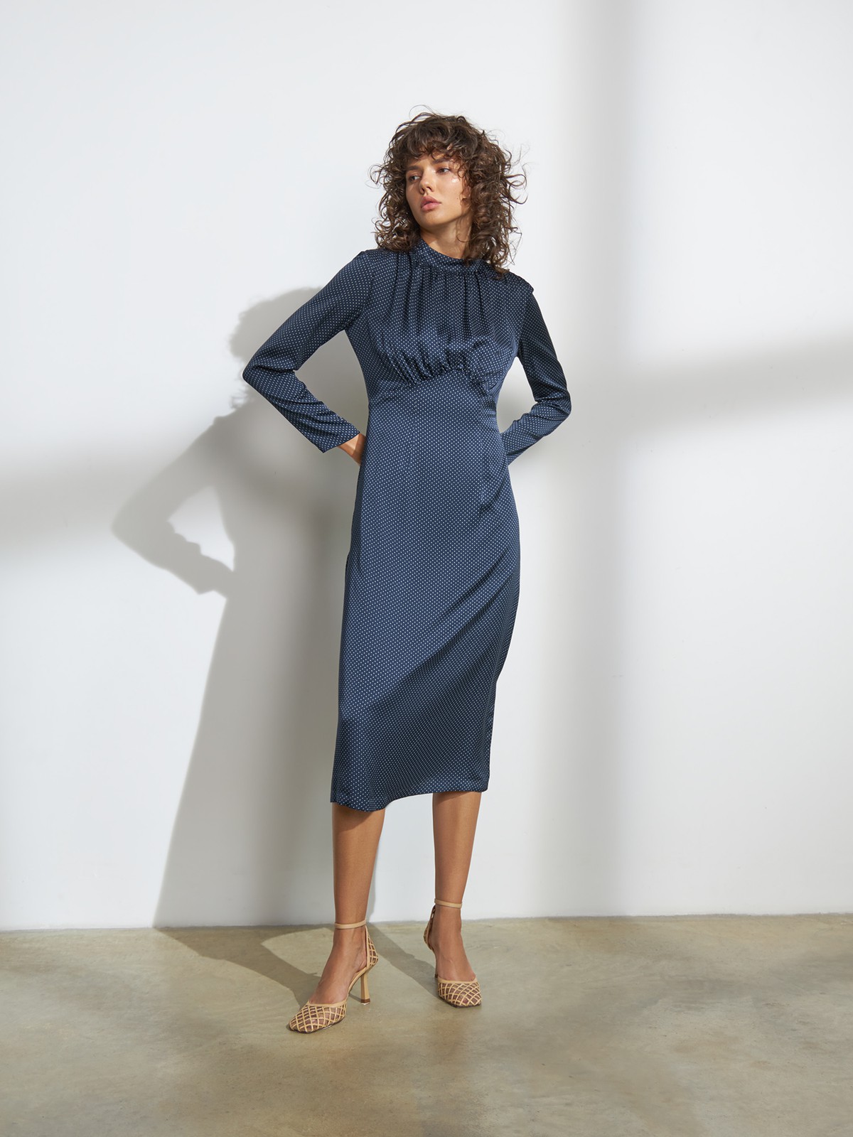 


Лаконичное женственное платье из мягкой ткани с атласной текстурой. Особенность этого платья изящная сборка в области шеи и груди, прямая книзу юбка, которые вместе придают образу легкость и подчеркивают текстуру переливающейся ткани. Идеальный выбор для любого события.

На модели размер XS