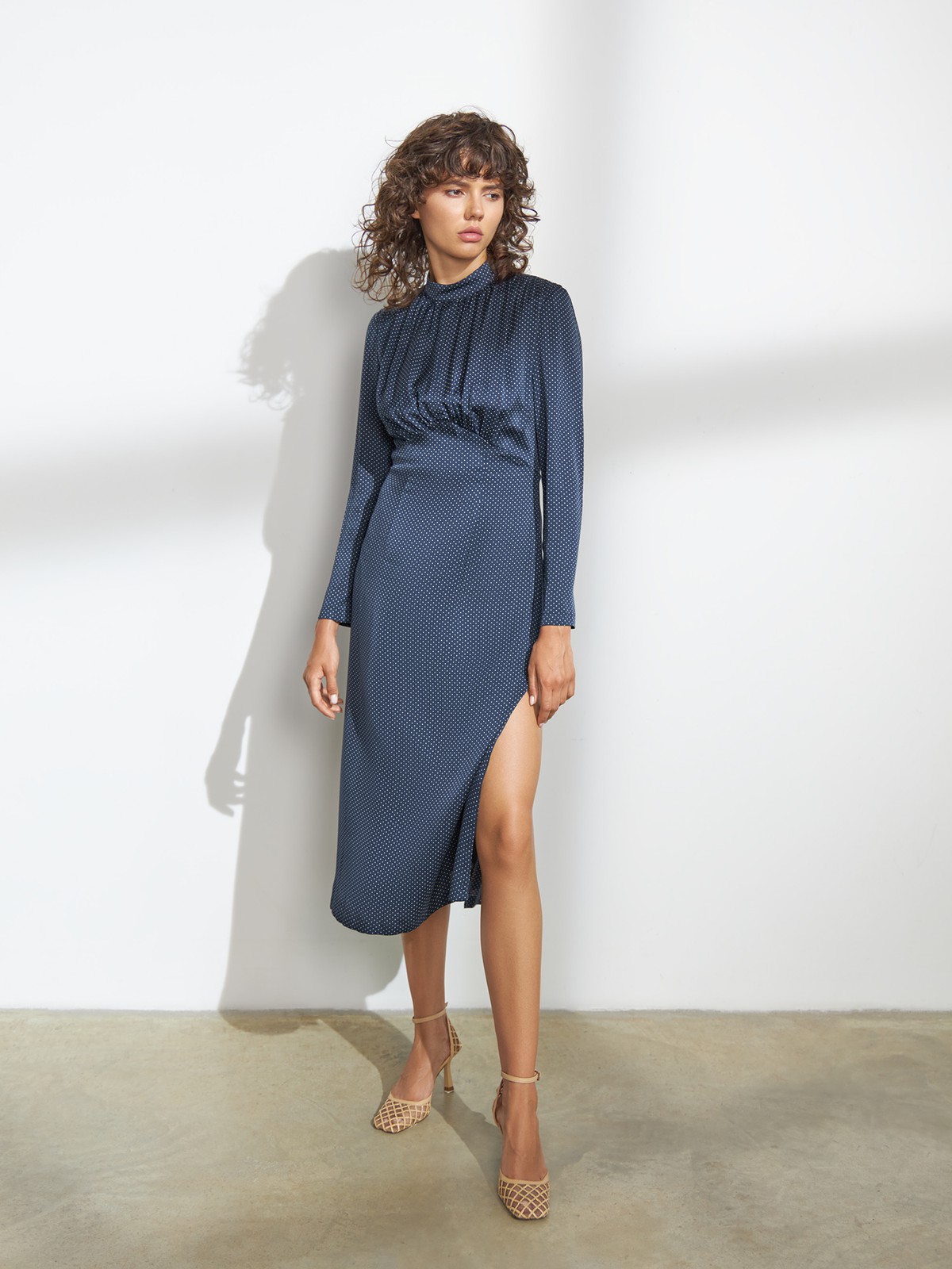 


Лаконичное женственное платье из мягкой ткани с атласной текстурой. Особенность этого платья изящная сборка в области шеи и груди, прямая книзу юбка, которые вместе придают образу легкость и подчеркивают текстуру переливающейся ткани. Идеальный выбор для любого события.

На модели размер XS