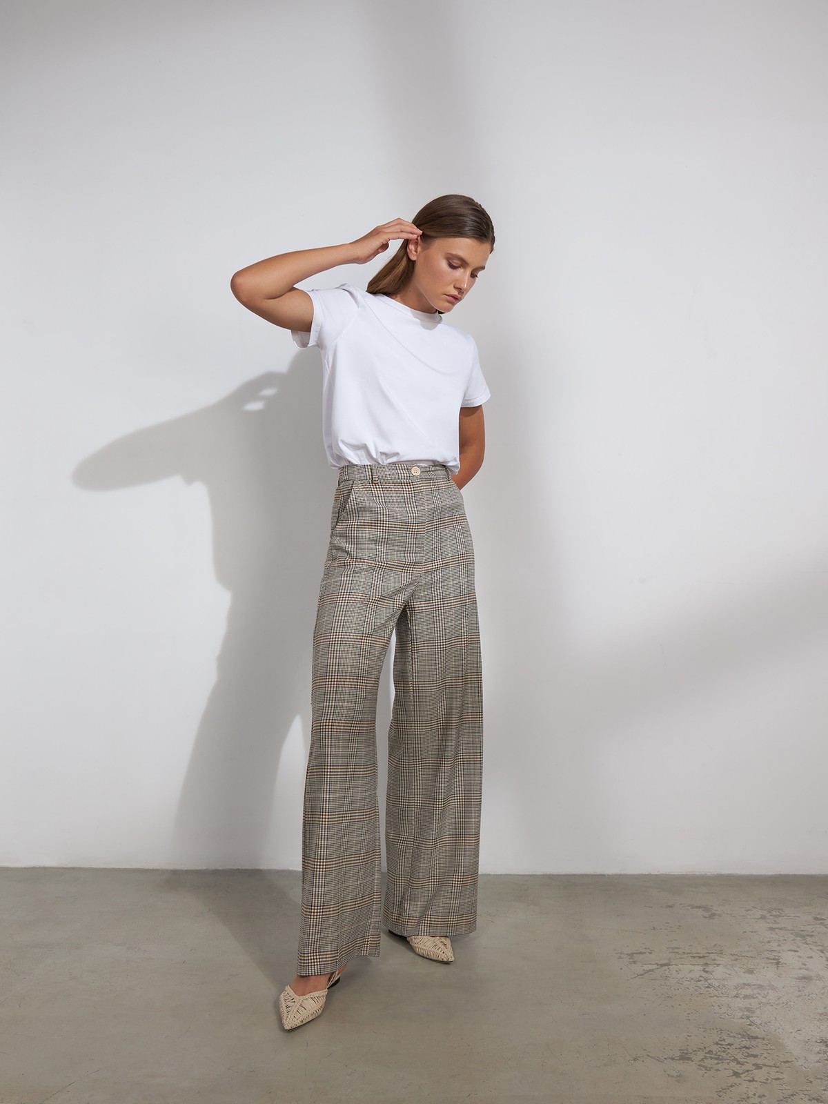 Эти брюки - отличный пример того, как добавить принт в актуальную клетку в свой гардероб. Их свободный крой придется по душе поклонницам свободы и размеренности. . Актуальный силуэт и комфортная посадка для образов на каждый день

. . Посадка на талии

 Застежка на молнию и пуговицу

 Тонкая вискозная ткань легкая, мягкая, приятная к коже

В таких ваши ноги будут казаться просто бесконечными. Сочетайте с контрастным топом и лаконичной обувью.

На модели размер XS