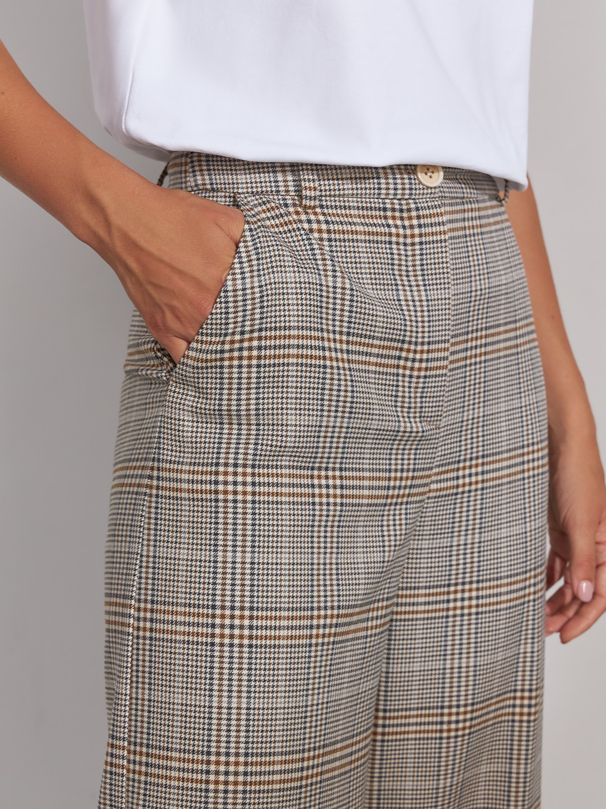 Эти брюки - отличный пример того, как добавить принт в актуальную клетку в свой гардероб. Их свободный крой придется по душе поклонницам свободы и размеренности. . Актуальный силуэт и комфортная посадка для образов на каждый день

. . Посадка на талии

 Застежка на молнию и пуговицу

 Тонкая вискозная ткань легкая, мягкая, приятная к коже

В таких ваши ноги будут казаться просто бесконечными. Сочетайте с контрастным топом и лаконичной обувью.

На модели размер XS