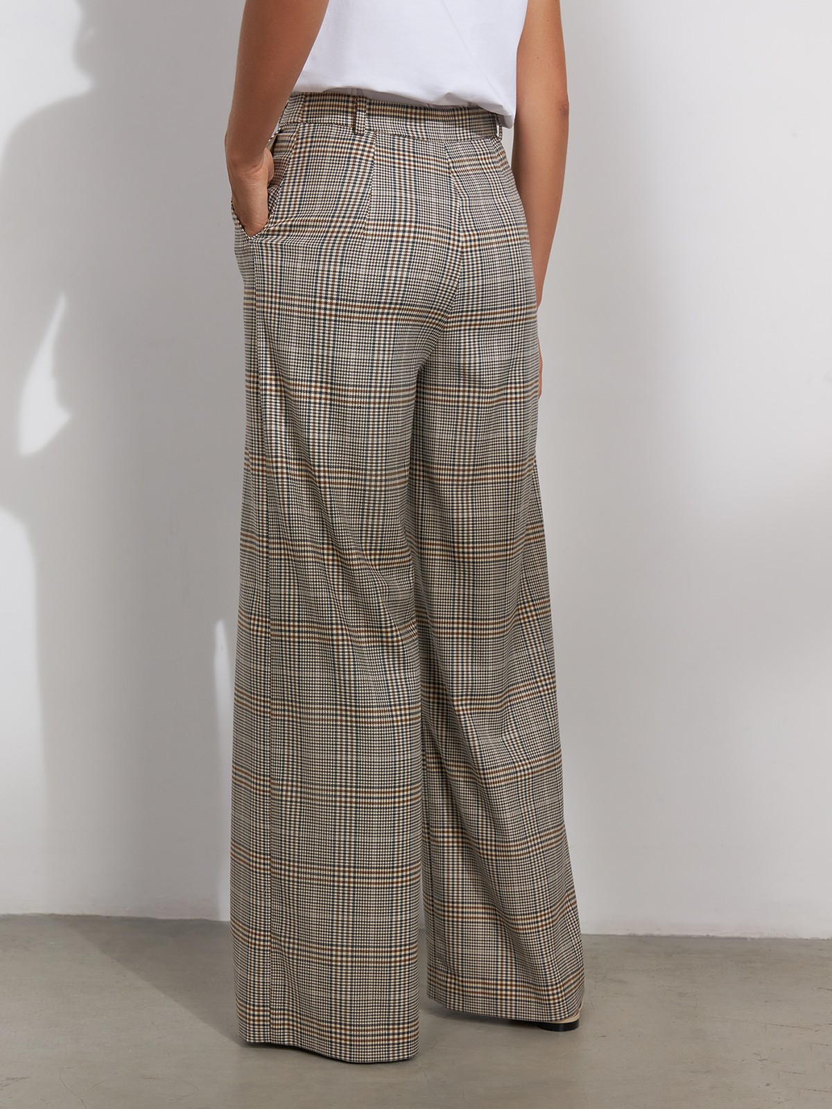 Эти брюки - отличный пример того, как добавить принт в актуальную клетку в свой гардероб. Их свободный крой придется по душе поклонницам свободы и размеренности. . Актуальный силуэт и комфортная посадка для образов на каждый день

. . Посадка на талии

 Застежка на молнию и пуговицу

 Тонкая вискозная ткань легкая, мягкая, приятная к коже

В таких ваши ноги будут казаться просто бесконечными. Сочетайте с контрастным топом и лаконичной обувью.

На модели размер XS