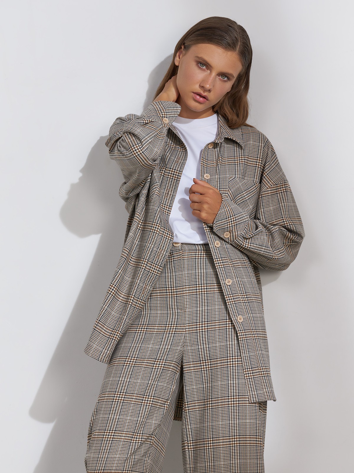 




Рубашка в стиле over size, объемная удлиненная с кокеткой на спине для лучшей посадки и перепадом длины, придется по душе поклонницам комфорта. Модель оформлена отложным воротником и пуговицами в тон клетке. Удлиненная спинка и свободный крой помогут создать уютный расслабленный, но при этом собранный образ. Сочетайте с контрастными вещами или с брюками в клетку.

На модели размер XS/S