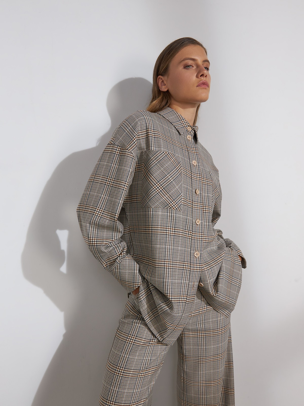 




Рубашка в стиле over size, объемная удлиненная с кокеткой на спине для лучшей посадки и перепадом длины, придется по душе поклонницам комфорта. Модель оформлена отложным воротником и пуговицами в тон клетке. Удлиненная спинка и свободный крой помогут создать уютный расслабленный, но при этом собранный образ. Сочетайте с контрастными вещами или с брюками в клетку.

На модели размер XS/S