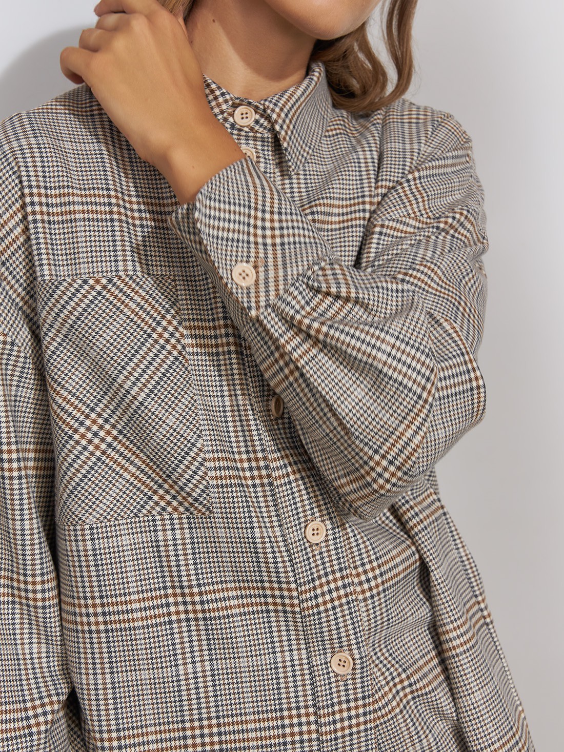 




Рубашка в стиле over size, объемная удлиненная с кокеткой на спине для лучшей посадки и перепадом длины, придется по душе поклонницам комфорта. Модель оформлена отложным воротником и пуговицами в тон клетке. Удлиненная спинка и свободный крой помогут создать уютный расслабленный, но при этом собранный образ. Сочетайте с контрастными вещами или с брюками в клетку.

На модели размер XS/S