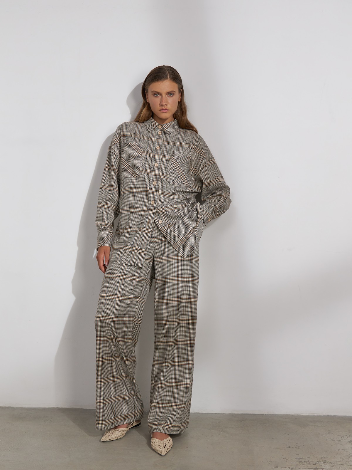 




Рубашка в стиле over size, объемная удлиненная с кокеткой на спине для лучшей посадки и перепадом длины, придется по душе поклонницам комфорта. Модель оформлена отложным воротником и пуговицами в тон клетке. Удлиненная спинка и свободный крой помогут создать уютный расслабленный, но при этом собранный образ. Сочетайте с контрастными вещами или с брюками в клетку.

На модели размер XS/S