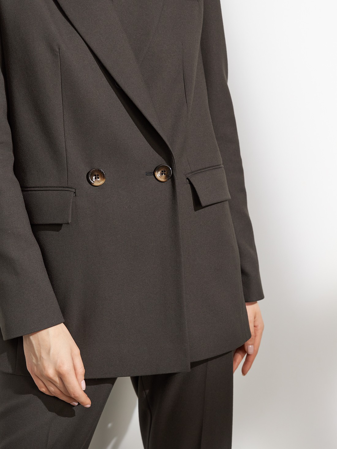 Двубортный жакет, цвет: темный хаки Allweneed
Костюмный жакет прямого кроя - классика с заостренными лацканами и карманами на клапанах. Модель выполнена из костюмной ткани, ткань подкладки изготовлена на основе вискозы. Пиджак дополнит образы в casual-стиле с юбками миди, платьями или брюками. Для более расслабленных образов можно подобрать джинсы и платья-комбинации.
На модели размер XS