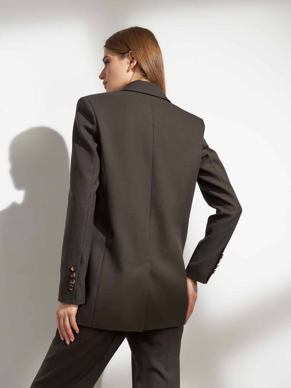 Двубортный жакет, цвет: темный хаки Allweneed
Костюмный жакет прямого кроя - классика с заостренными лацканами и карманами на клапанах. Модель выполнена из костюмной ткани, ткань подкладки изготовлена на основе вискозы. Пиджак дополнит образы в casual-стиле с юбками миди, платьями или брюками. Для более расслабленных образов можно подобрать джинсы и платья-комбинации.
На модели размер XS