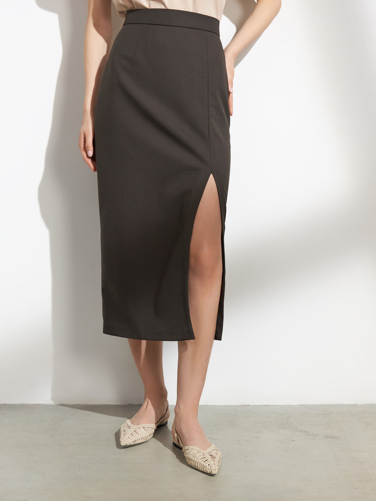 Миди-юбка с разрезом, цвет: темный хаки Allweneed
Юбка-карандаш средней длины. Высокая посадка на талии акцентирует силуэт, а глубокий вырез сбоку придает образу чувственности. Дополните образ контрастной водолазкой или боди, жакетом в тон и туфлями на устойчивом каблуке.
На модели размер XS