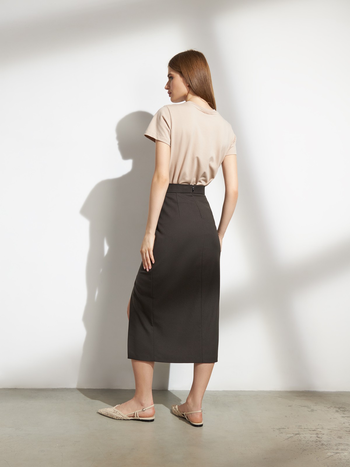 Миди-юбка с разрезом, цвет: темный хаки Allweneed
Юбка-карандаш средней длины. Высокая посадка на талии акцентирует силуэт, а глубокий вырез сбоку придает образу чувственности. Дополните образ контрастной водолазкой или боди, жакетом в тон и туфлями на устойчивом каблуке.
На модели размер XS