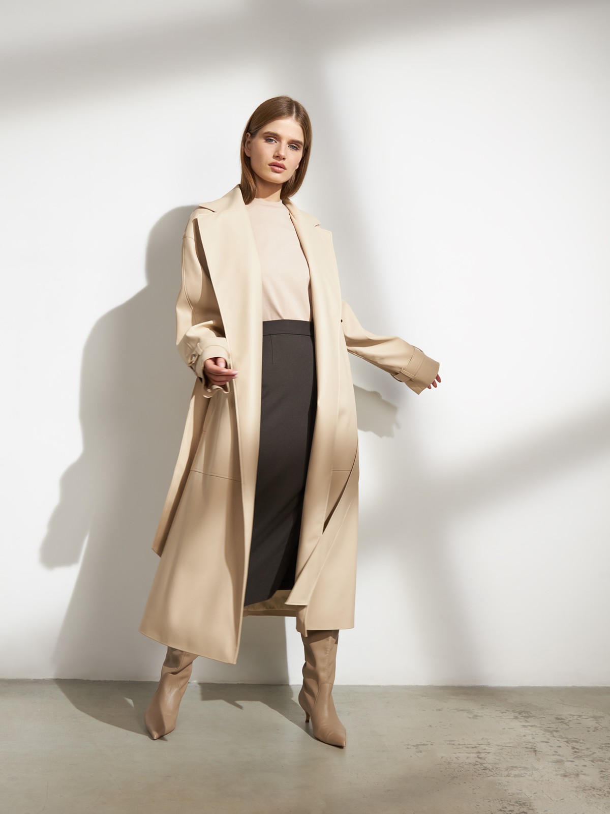 Двубортный плащ из экокожи, цвет: светло-бежевый Allweneed Двубортный плащиз эко-кожи - новая классика современного гардероба. Модель свободной посадки акцентирована отлетными деталями, поясом на талии и скошенными прорезными карманами с широкими листочками.
На модели размер XS/S