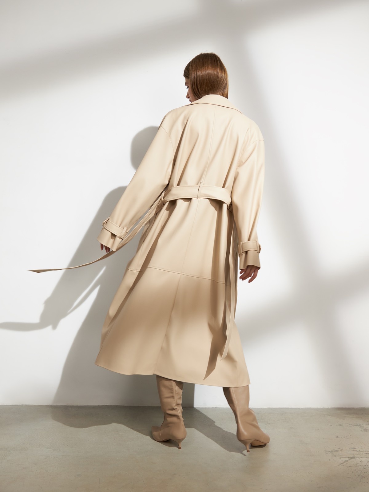 Двубортный плащ из экокожи, цвет: светло-бежевый Allweneed Двубортный плащиз эко-кожи - новая классика современного гардероба. Модель свободной посадки акцентирована отлетными деталями, поясом на талии и скошенными прорезными карманами с широкими листочками.
На модели размер XS/S