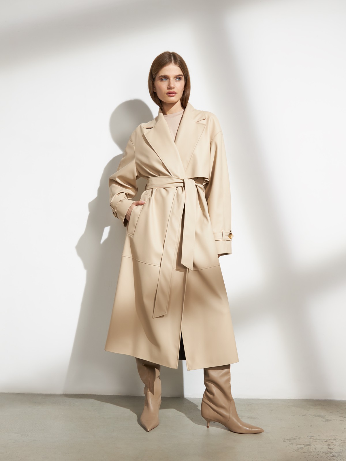 Двубортный плащ из экокожи, цвет: светло-бежевый Allweneed Двубортный плащиз эко-кожи - новая классика современного гардероба. Модель свободной посадки акцентирована отлетными деталями, поясом на талии и скошенными прорезными карманами с широкими листочками.
На модели размер XS/S