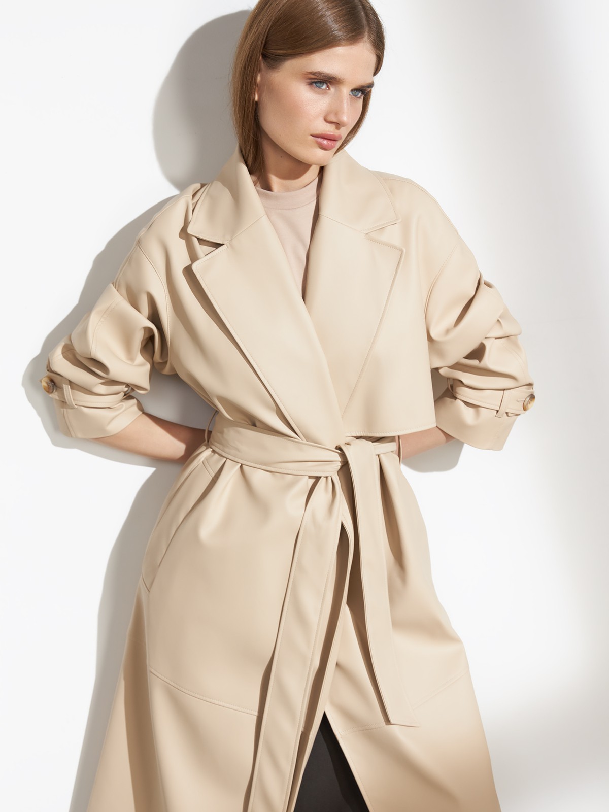 Двубортный плащ из экокожи, цвет: светло-бежевый Allweneed Двубортный плащиз эко-кожи - новая классика современного гардероба. Модель свободной посадки акцентирована отлетными деталями, поясом на талии и скошенными прорезными карманами с широкими листочками.
На модели размер XS/S