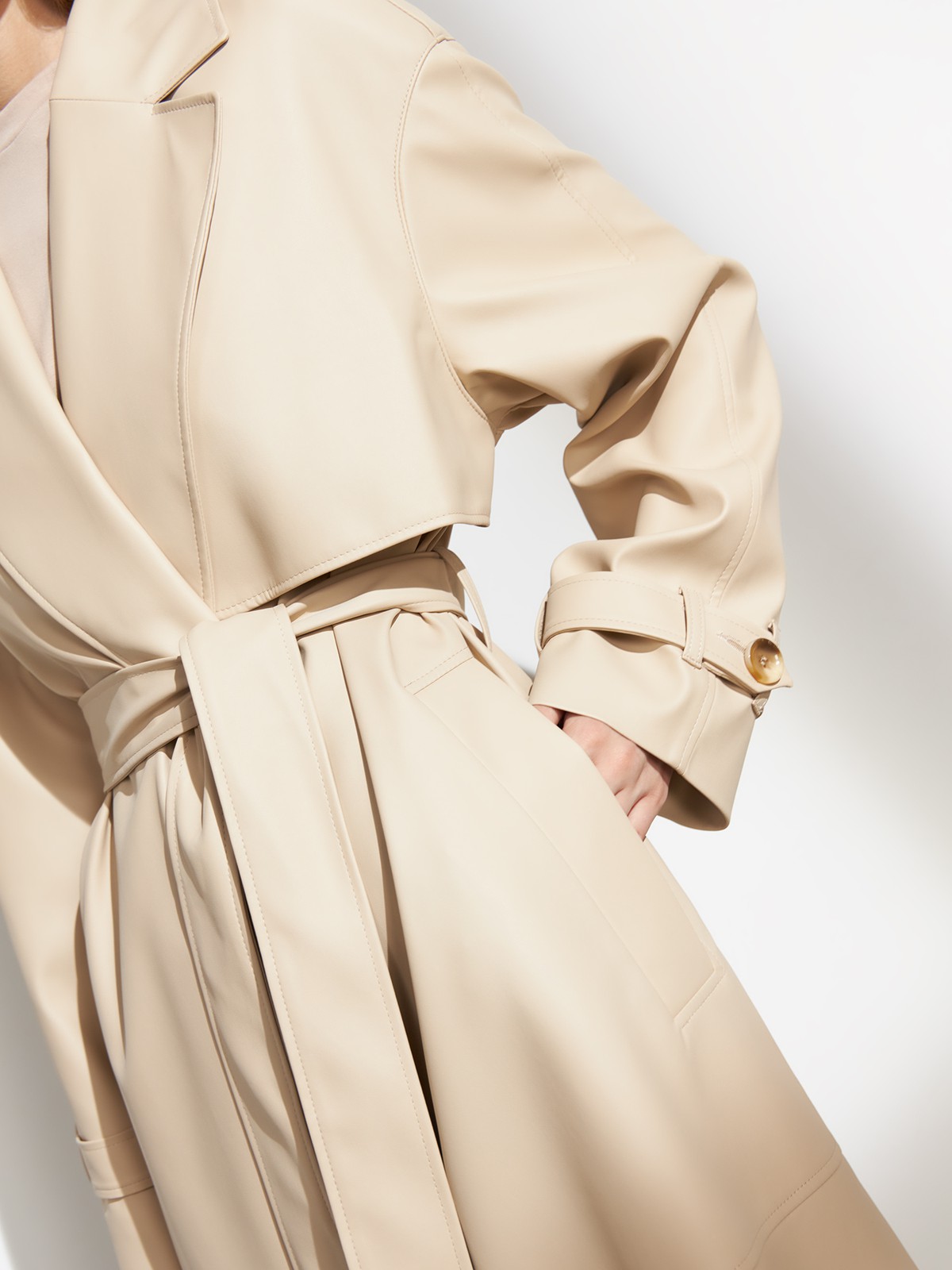 Двубортный плащ из экокожи, цвет: светло-бежевый Allweneed Двубортный плащиз эко-кожи - новая классика современного гардероба. Модель свободной посадки акцентирована отлетными деталями, поясом на талии и скошенными прорезными карманами с широкими листочками.
На модели размер XS/S