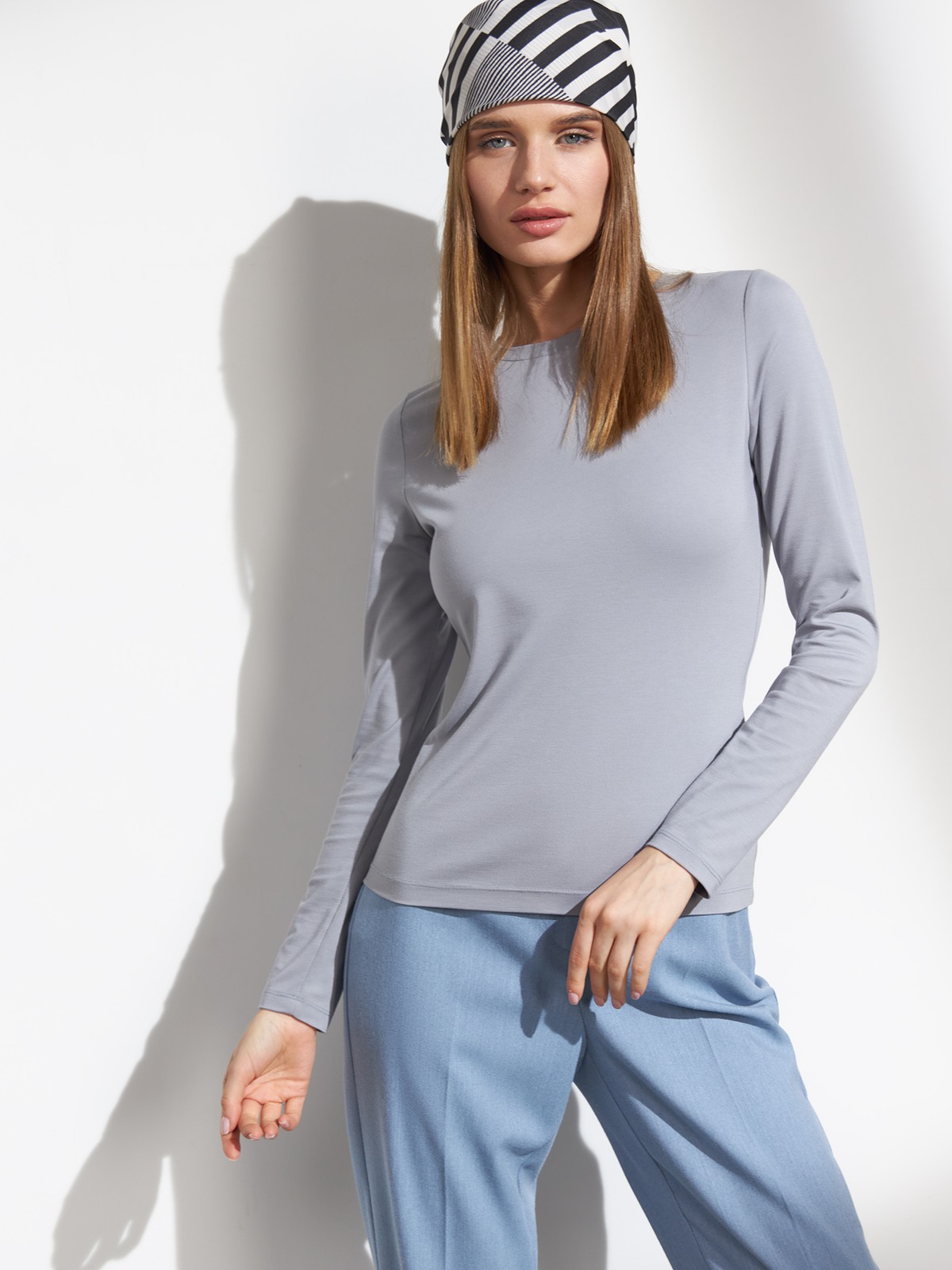 Лонгслив, цвет: серый Allweneed
Уютный лонгслив в палитре нейтральных оттенков станет отличным выбором для любого случая: офисного, повседневного или вечернего образа. Выполнен из вискозы в сочетании с нейлоном. Такой материал не мнется и обладает шелковистым блеском, не вытирается и не садится при стирке. Сочетайте с контрастными или вещами в тон для создания актуальных монохромных образов.
На модели размер XS