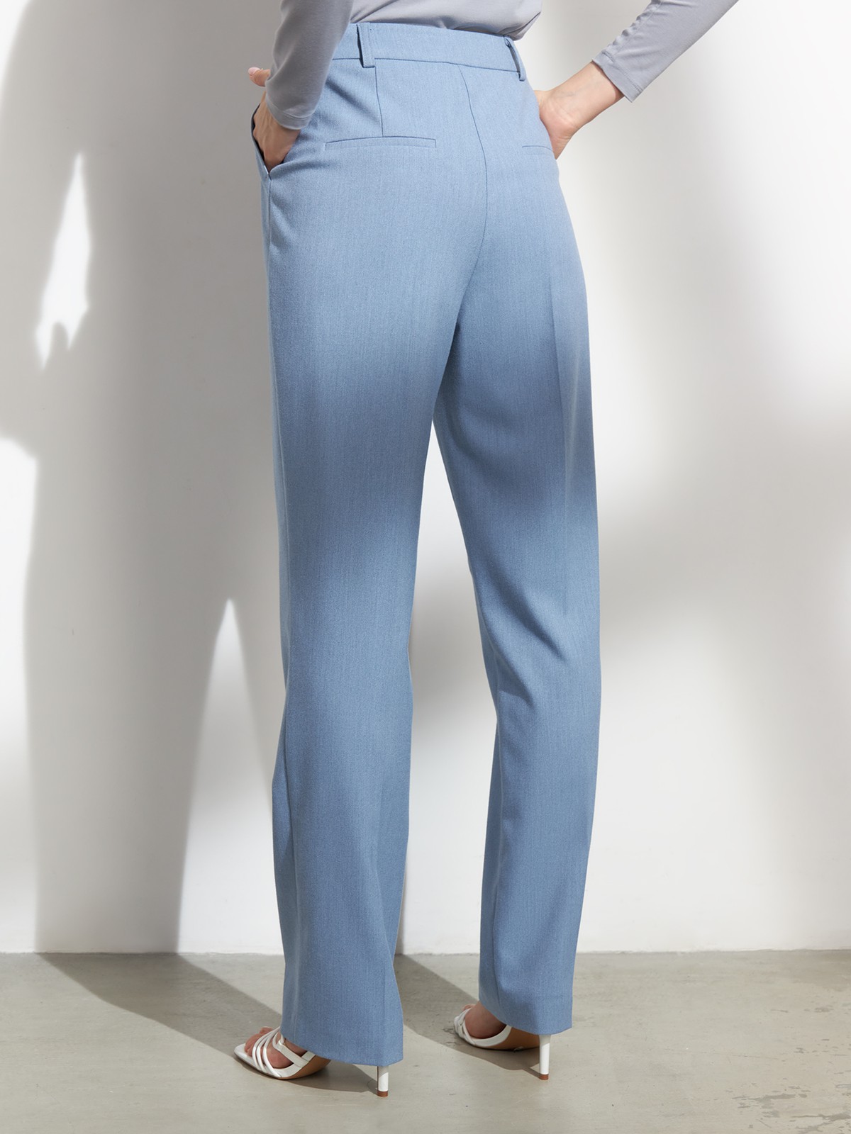 Прямые брюки, цвет: голубой меланж Allweneed
Классические брюки визуально корректируют пропорции благодаря акценту на талии, вертикальным складкам и плавной линии бедер. Носите в сочетании с контрастным или однотонным топом и жакетом в тон.
На модели размер XS