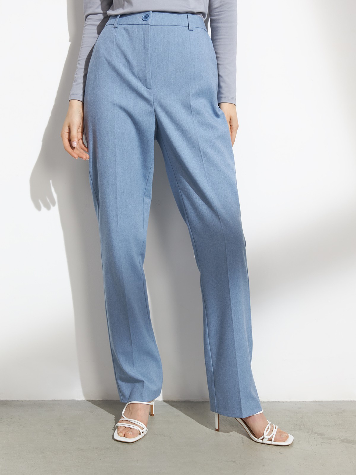 Прямые брюки, цвет: голубой меланж Allweneed
Классические брюки визуально корректируют пропорции благодаря акценту на талии, вертикальным складкам и плавной линии бедер. Носите в сочетании с контрастным или однотонным топом и жакетом в тон.
На модели размер XS