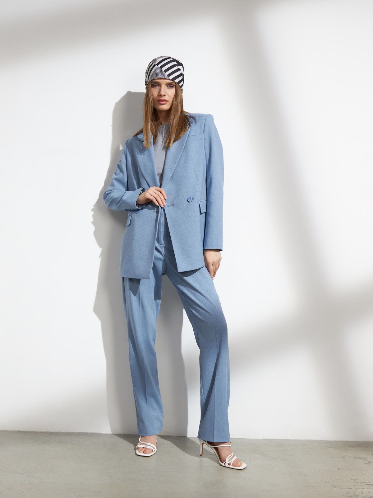 Прямые брюки, цвет: голубой меланж Allweneed
Классические брюки визуально корректируют пропорции благодаря акценту на талии, вертикальным складкам и плавной линии бедер. Носите в сочетании с контрастным или однотонным топом и жакетом в тон.
На модели размер XS