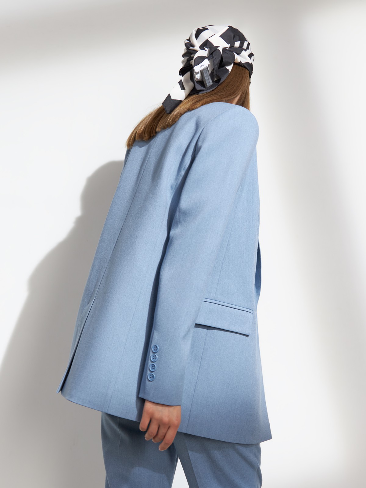 Двубортный жакет, цвет: голубой меланж Allweneed
Костюмный жакет прямого кроя - классика с заостренными лацканами и карманами на клапанах. Модель выполнена из костюмной ткани, ткань подкладки изготовлена на основе вискозы. Пиджак дополнит образы в casual-стиле с юбками миди, платьями или брюками. Для более расслабленных образов можно подобрать джинсы и платья-комбинации.
На модели размер XS