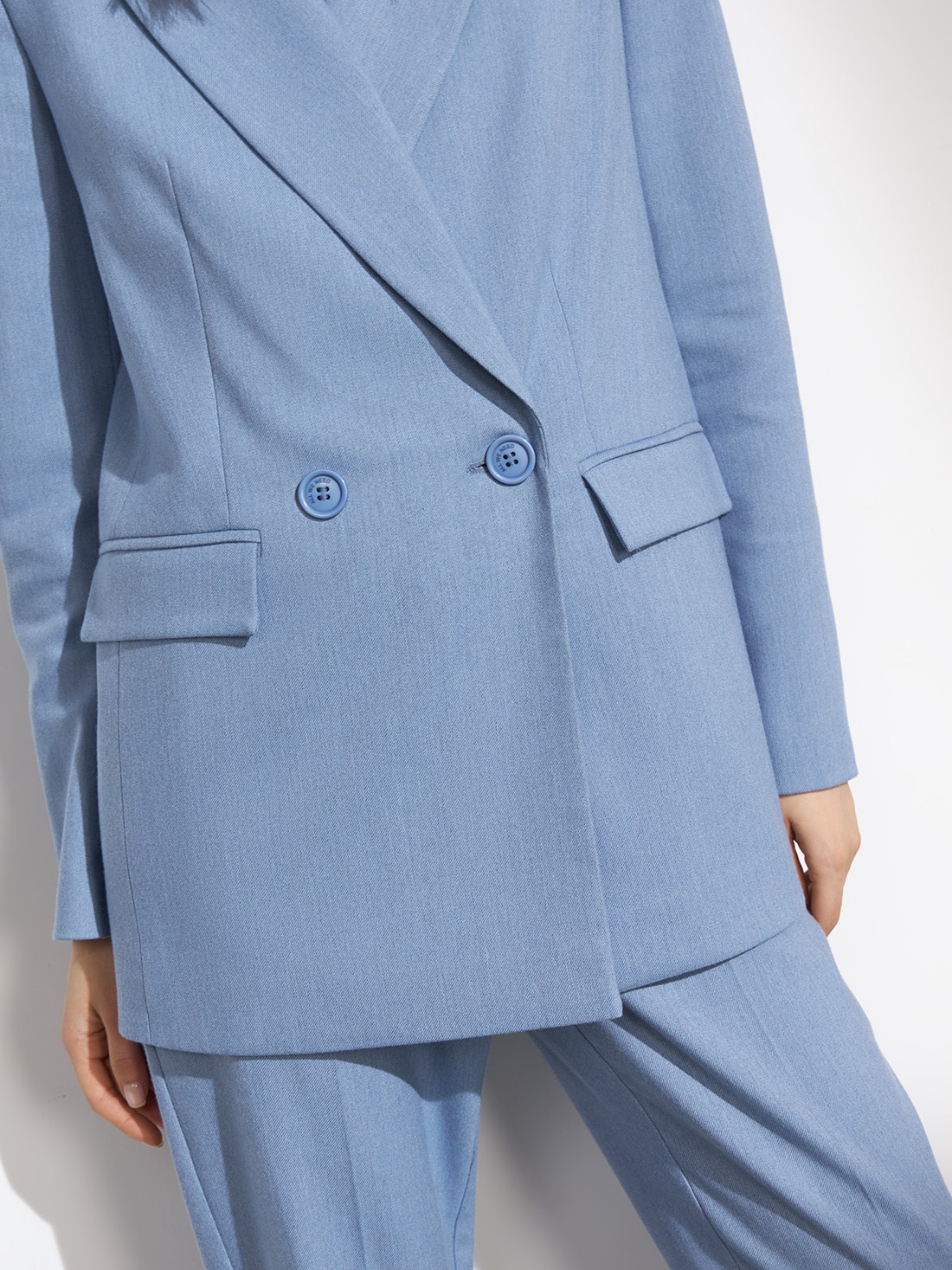 Двубортный жакет, цвет: голубой меланж Allweneed
Костюмный жакет прямого кроя - классика с заостренными лацканами и карманами на клапанах. Модель выполнена из костюмной ткани, ткань подкладки изготовлена на основе вискозы. Пиджак дополнит образы в casual-стиле с юбками миди, платьями или брюками. Для более расслабленных образов можно подобрать джинсы и платья-комбинации.
На модели размер XS