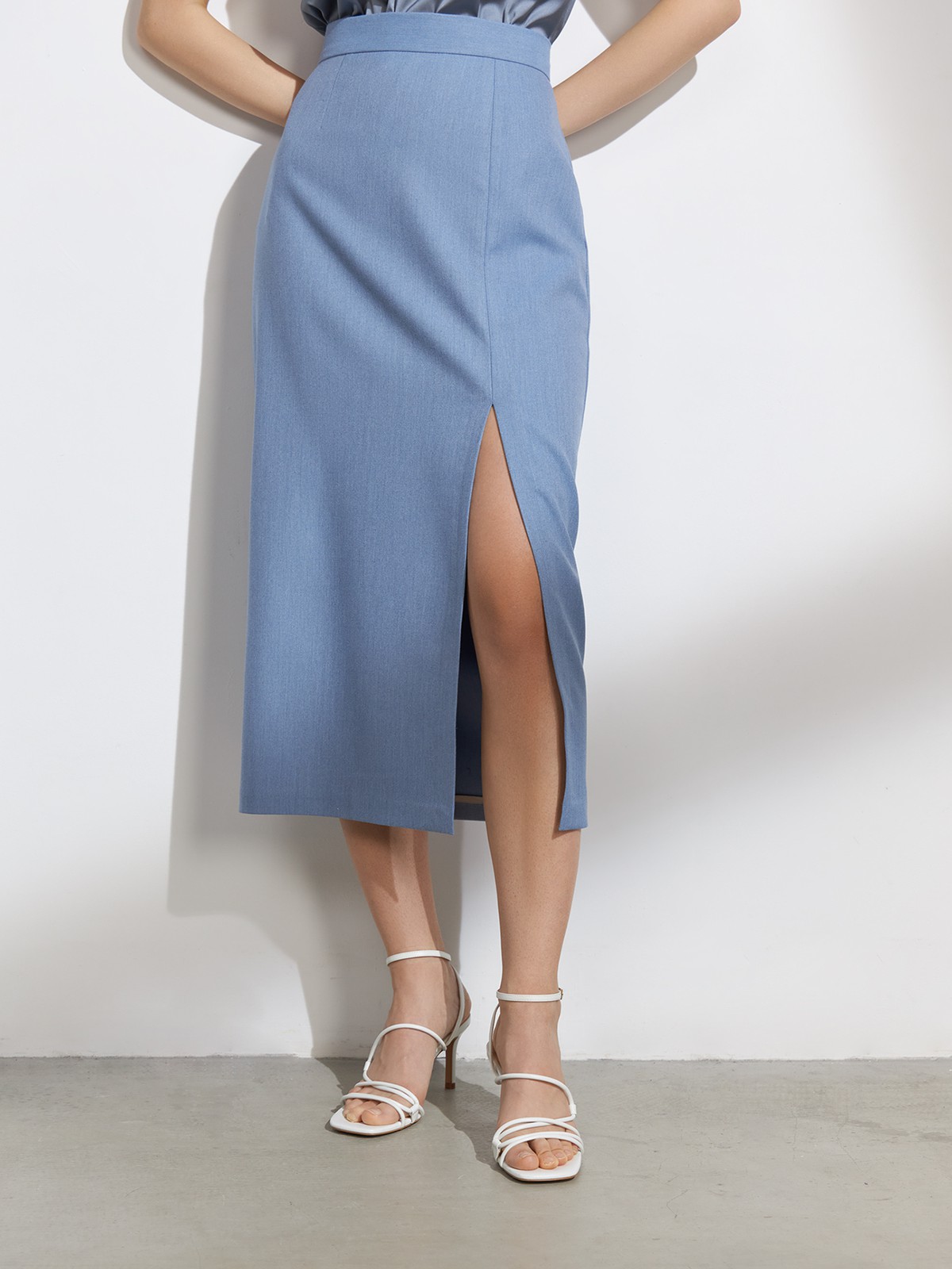 Миди-юбка с разрезом, цвет: голубой меланж Allweneed
Юбка-карандаш средней длины. Высокая посадка на талии акцентирует силуэт, а глубокий вырез сбоку придает образу чувственности. Дополните образ контрастной водолазкой или боди, жакетом в тон и туфлями на устойчивом каблуке.
На модели размер XS