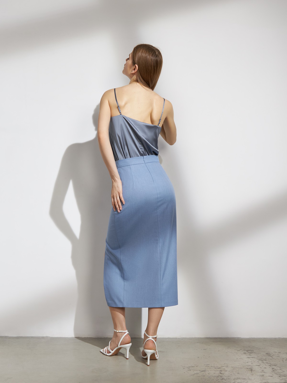 Миди-юбка с разрезом, цвет: голубой меланж Allweneed
Юбка-карандаш средней длины. Высокая посадка на талии акцентирует силуэт, а глубокий вырез сбоку придает образу чувственности. Дополните образ контрастной водолазкой или боди, жакетом в тон и туфлями на устойчивом каблуке.
На модели размер XS