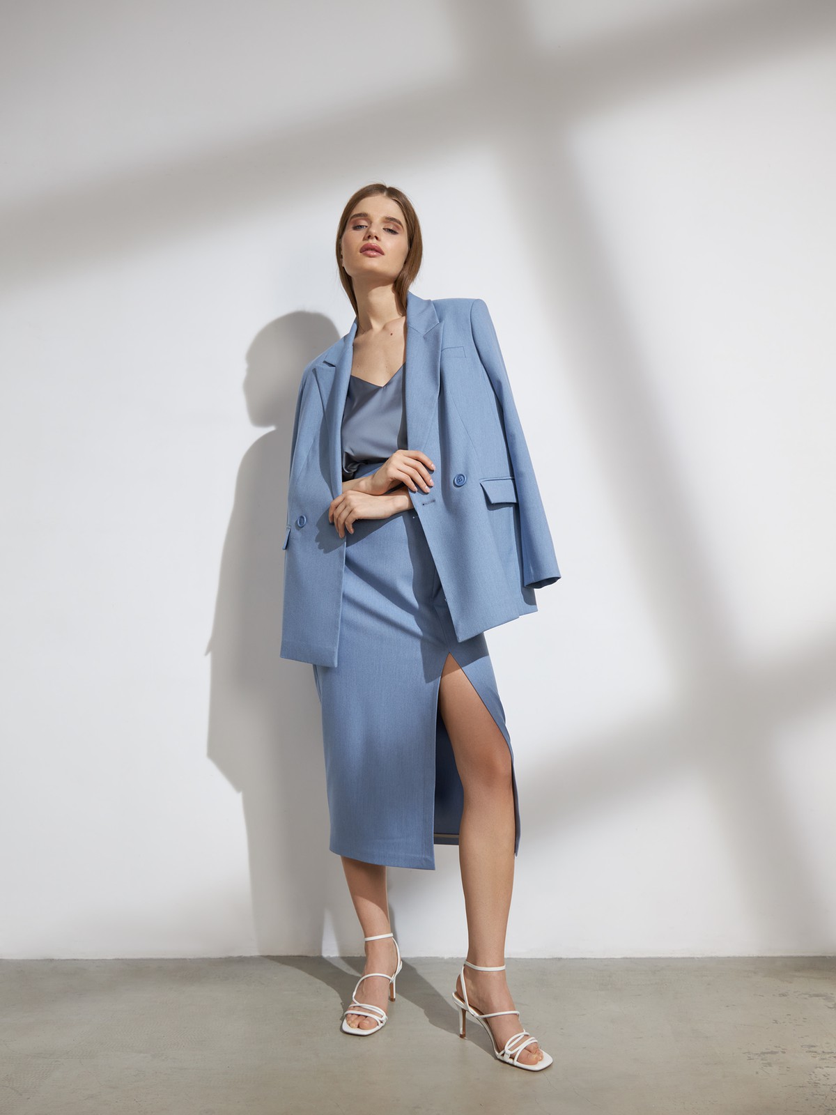 Миди-юбка с разрезом, цвет: голубой меланж Allweneed
Юбка-карандаш средней длины. Высокая посадка на талии акцентирует силуэт, а глубокий вырез сбоку придает образу чувственности. Дополните образ контрастной водолазкой или боди, жакетом в тон и туфлями на устойчивом каблуке.
На модели размер XS