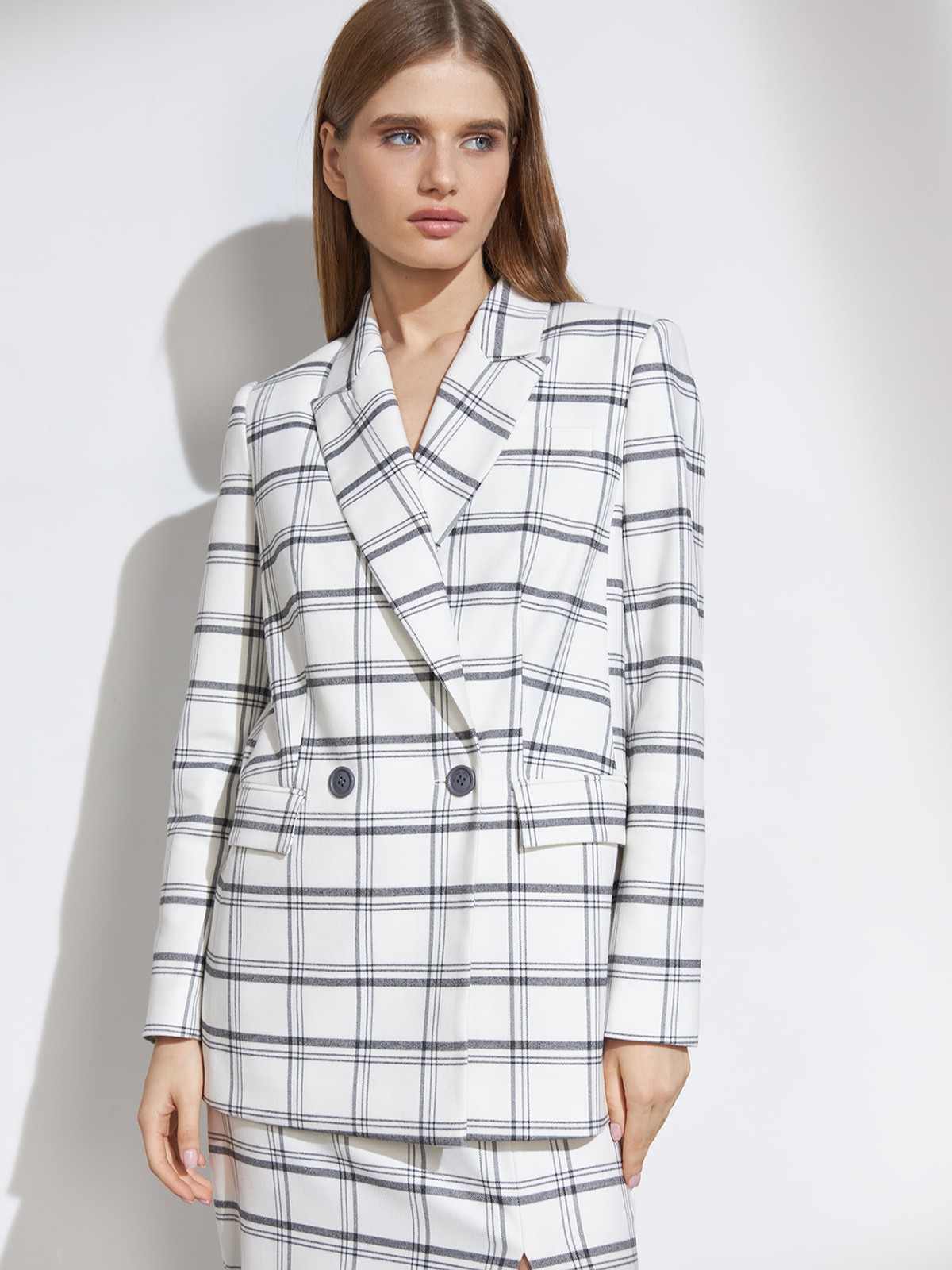 Двубортный жакет, цвет: черно-белая клетка Allweneed
Костюмный жакет прямого кроя - классика с заостренными лацканами и карманами на клапанах. Модель выполнена из костюмной ткани, ткань подкладки изготовлена на основе вискозы. Пиджак дополнит образы в casual-стиле с юбками миди, платьями или брюками. Для более расслабленных образов можно подобрать джинсы и платья-комбинации.
На модели размер XS