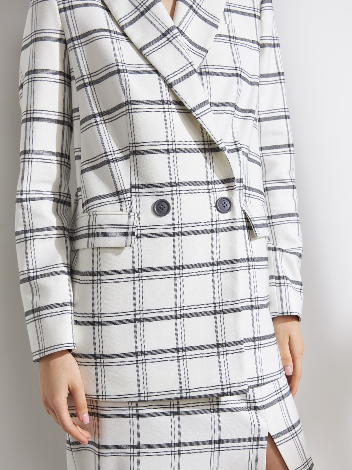 Двубортный жакет, цвет: черно-белая клетка Allweneed
Костюмный жакет прямого кроя - классика с заостренными лацканами и карманами на клапанах. Модель выполнена из костюмной ткани, ткань подкладки изготовлена на основе вискозы. Пиджак дополнит образы в casual-стиле с юбками миди, платьями или брюками. Для более расслабленных образов можно подобрать джинсы и платья-комбинации.
На модели размер XS