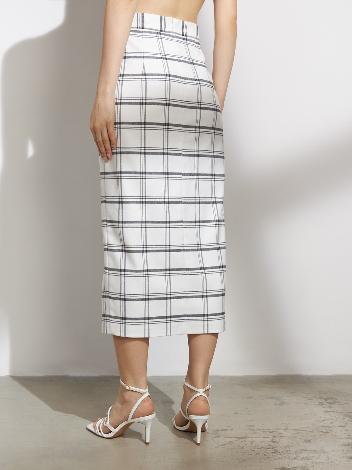 Миди-юбка с разрезом, цвет: черно-белая клетка Allweneed
Юбка-карандаш средней длины. Высокая посадка на талии акцентирует силуэт, а глубокий вырез сбоку придает образу чувственности. Дополните образ контрастной водолазкой или боди, жакетом в тон и туфлями на устойчивом каблуке.
На модели размер XS