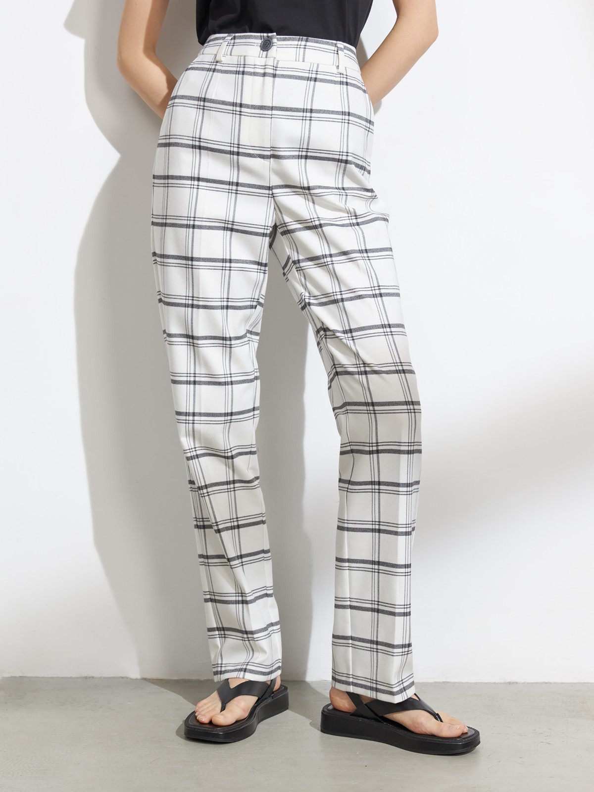 Прямые брюки, цвет: черно-белая клетка Allweneed
Классические брюки визуально корректируют пропорции благодаря акценту на талии, вертикальным складкам и плавной линии бедер. Носите в сочетании с контрастным или однотонным топом и жакетом в тон.
На модели размер XS