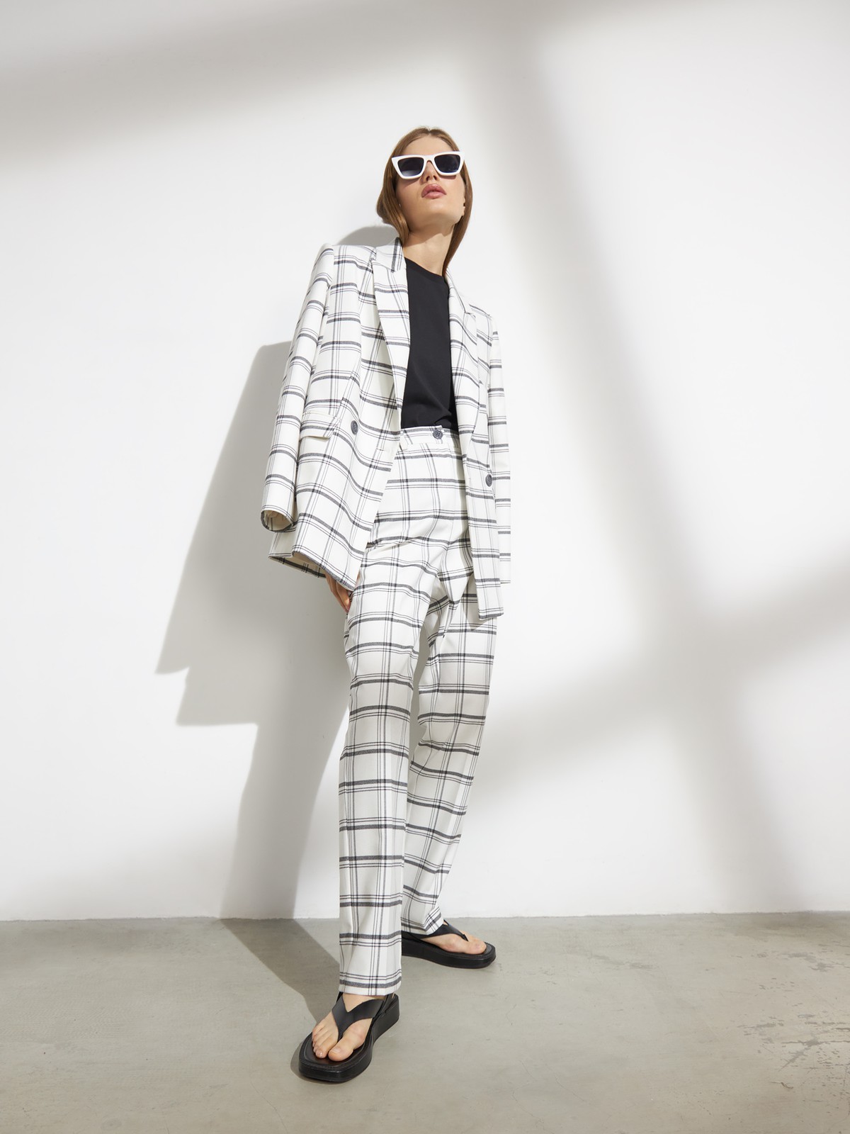 Прямые брюки, цвет: черно-белая клетка Allweneed
Классические брюки визуально корректируют пропорции благодаря акценту на талии, вертикальным складкам и плавной линии бедер. Носите в сочетании с контрастным или однотонным топом и жакетом в тон.
На модели размер XS