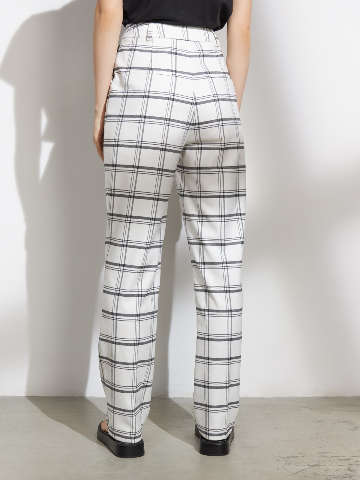 Прямые брюки, цвет: черно-белая клетка Allweneed
Классические брюки визуально корректируют пропорции благодаря акценту на талии, вертикальным складкам и плавной линии бедер. Носите в сочетании с контрастным или однотонным топом и жакетом в тон.
На модели размер XS