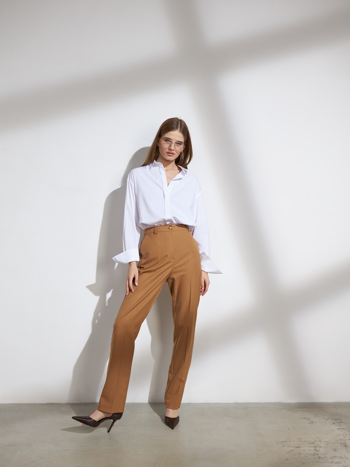 Прямые брюки, цвет: кэмел Allweneed
Классические брюки визуально корректируют пропорции благодаря акценту на талии, вертикальным складкам и плавной линии бедер. Носите в сочетании с контрастным или однотонным топом и жакетом в тон.
На модели размер XS